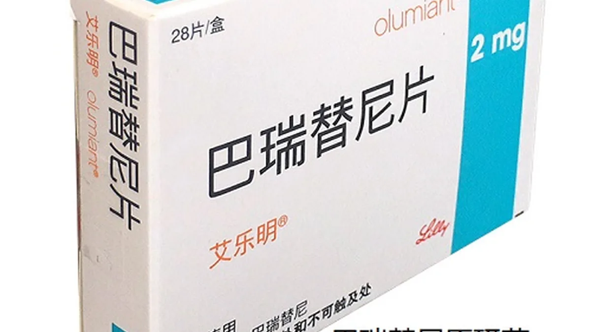 医院影像科医生查看CT片子评估耐药情况