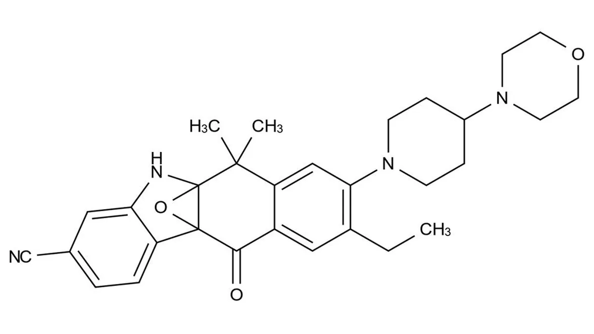 医院药房窗口,药师正在核对艾乐替尼处方
