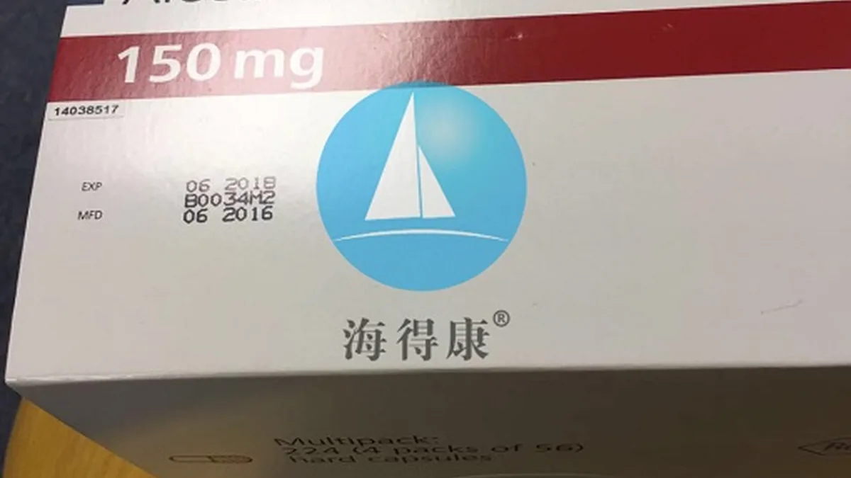 患者在医院药房窗口凭处方领取艾乐替尼药品